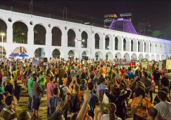 Visite o corredor cultural da Lapa à noite, em um dos passeios mais boêmio e animado do Rio de Janeiro. @7quedasviagens